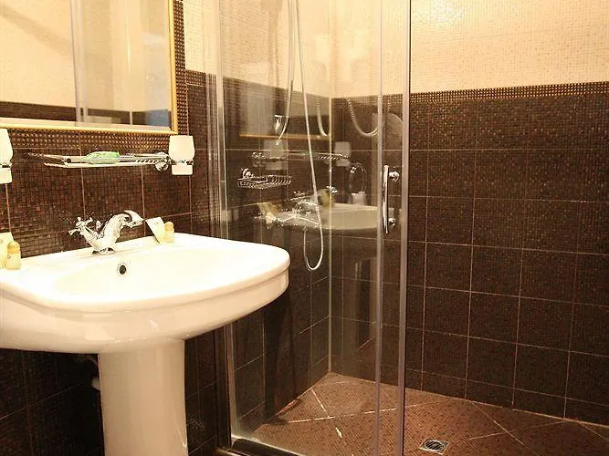 & Restaurant The House