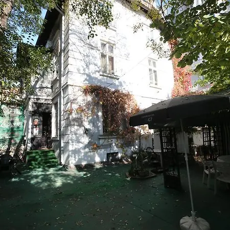 & Restaurant The House